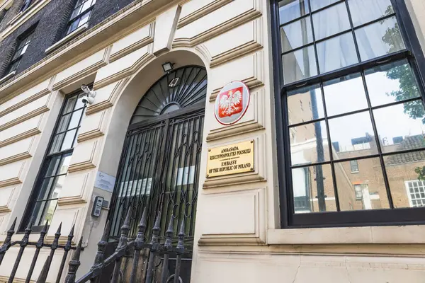 Londra 'daki Polonya Büyükelçiliği, plakalı resmi giriş tarihi mimari, şehir manzaralı. Londra, İngiltere, 14 Nisan 2024