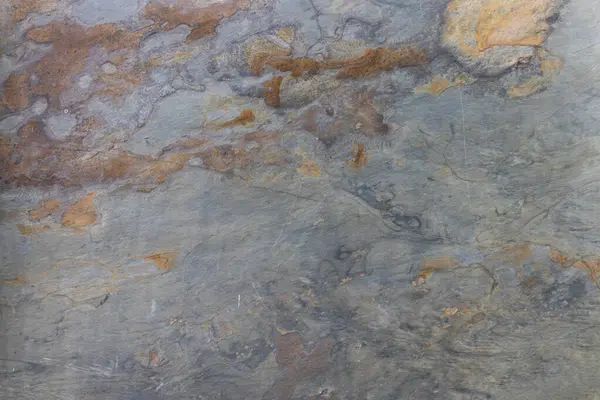 Doğal kaya dokusu toprak renklerini ve çok renkli desenleri gösteriyor.