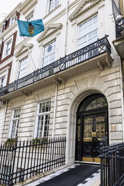 Kraliyet Hava Kuvvetleri 'nin Londra' daki karargahı resmi RAF bayrağı, tarihi mimari ve askeri mirası ile birlikte. Londra, İngiltere, 14 Nisan 2024