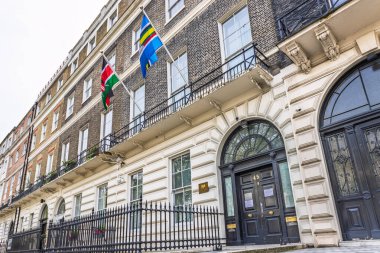 Londra 'daki Kenya Yüksek Komisyonu, Kenya bayrağı ve klasik mimarisi olan resmi diplomatik bina. Londra, İngiltere, 14 Nisan 2024