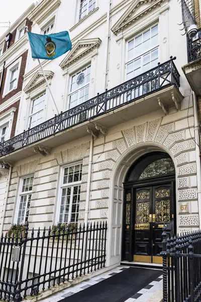 Kraliyet Hava Kuvvetleri 'nin Londra' daki karargahı resmi RAF bayrağı, tarihi mimari ve askeri mirası ile birlikte. Londra, İngiltere, 14 Nisan 2024