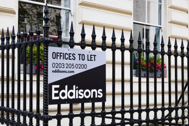 Eddisons 'ın şehir binasının önündeki zarif siyah demir çitlere imza atmasına izin veren ofisler. Londra, İngiltere, 14 Nisan 2024