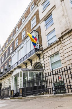 Kolombiya Genel Konsolosluğu. Tarihi bir binanın önünde Kolombiya bayrağı sergileniyor. Londra, İngiltere, 14 Nisan 2024