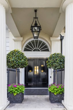 Siyah kapı ve sütunların yer aldığı Anestezistler Derneği 'ne klasik giriş. Londra, İngiltere, 14 Nisan 2024