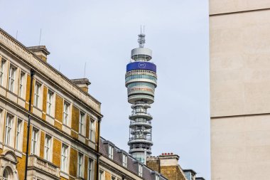 Londra 'daki BT Kulesi ön planda tarihi mimariyle sokak seviyesinden görüldü. Londra, İngiltere, 14 Nisan 2024