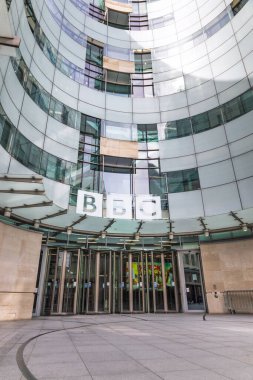 Londra 'daki BBC British Broadcasting House' un cam mimarisi ve logosuyla dış görünüşü. Londra, İngiltere, 14 Nisan 2024