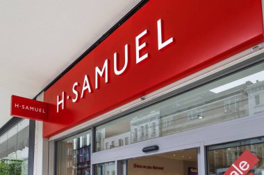 H. Samuel mağazası Londra 'da koyu kırmızı tabelalı, sembolik İngiliz mücevher perakendecisi dış görünüşlü. Londra, İngiltere, 14 Nisan 2024