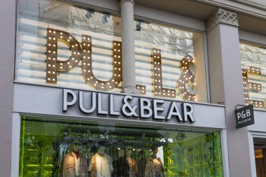 Modern Çekim ve Ayı vitrininde cesur markalar ve şık perakende mimarisi sergileniyor. Londra, İngiltere, 14 Nisan 2024