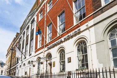 Londra 'daki Tanzanya Büyükelçiliği ulusal bayrağın dalgalandığı tarihi bir binada bulunuyor. Londra, İngiltere, 14 Nisan 2024