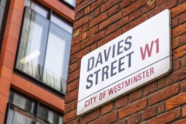 Londra Davies Caddesi tabelası, posta kodu W1, tarihi Westminster 'daki İngiliz sokak tabelasını, mimarisini ve şehir navigasyonunu vurguluyor..