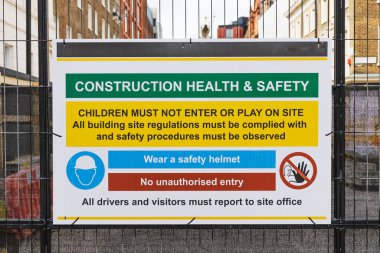 Londra 'da çitli bir inşaat sahasında, kask kuralı, izinsiz giriş ve ziyaretçi kontrolü yok..