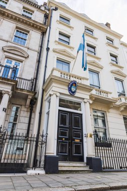 Londra 'daki Arjantin Elçiliği' nin ön manzarası, süslü dış cephe, ulusal bayrak ve arma. Londra, İngiltere, 14 Nisan 2024