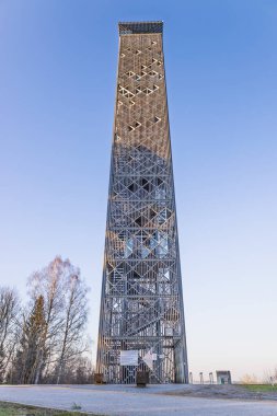 Litvanya 'daki Birstonas Gözlem Kulesi modern tasarım ve orman manzarasıyla ayakta duruyor.