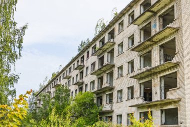 Irbene, Letonya 'da terk edilmiş bir Soğuk Savaş askeri kasabasının terk edilmiş bir Sovyet apartmanı..