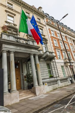 İtalya 'nın Londra' daki konutunun manzarası, sütunlar, üç renkli kolonlar ve AB bayrakları. Londra, İngiltere, 14 Nisan 2024
