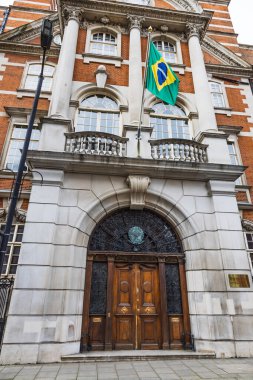Brezilya Londra Büyükelçiliği. Süslü taş kapılar, maun kapılar ve ulusal bayrak. Londra, İngiltere, 14 Nisan 2024