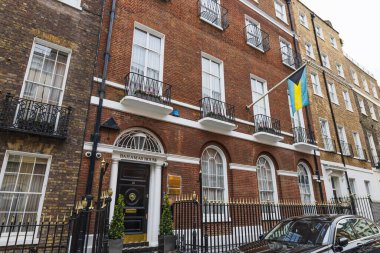 Londra 'daki Bahamalar Yüksek Komisyonu' nun ön görüntüsü, kemerli camlı Gürcistan tuğlalı konağı, bayrak, pirinç plaket ve sessiz bir diplomatik caddede park edilmiş arabalar. Londra, İngiltere, 14 Nisan 2024