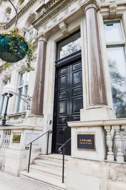 Londra 'daki Japonya Büyükelçiliği' nin dikey görüntüsü. Neoklasik cephe, mermer sütunlar, parlak siyah kapı, pirinç isim plakası. Londra, İngiltere, 14 Nisan 2024