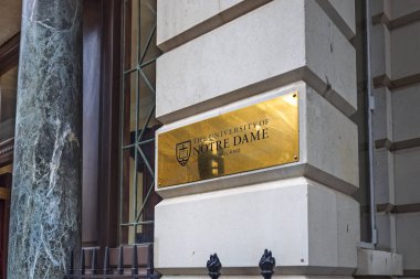 Londra 'nın merkezindeki tarihi binadaki Notre Dame Üniversitesi' nin parlak pirinç plaketini kapatın. Londra, İngiltere, 14 Nisan 2024