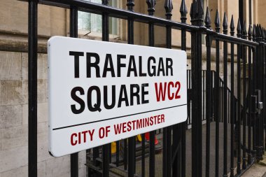 Beyaz Trafalgar Meydanı WC2 plakasını siyah işlemeli demir bir çitin üzerine kapatın. Londra, İngiltere, 14 Nisan 2024