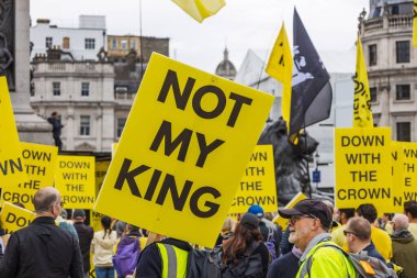 Londra 'nın merkezinde canlı bir monarşi karşıtı miting. Protestocular cesur sarıyı artırdı. Benim kral pankartlarım değil. Cumhuriyet talep ediyorlar. Londra, İngiltere, 5 Mayıs 2024