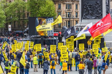 Londra, Trafalgar Meydanı 'ndaki monarşi karşıtı protestoculara geniş bir bakış açısı. Barışçıl bir halk mitinginde ellerinde parlak sarılar, benim kral pankartlarım değil ve cumhuriyetçi afişler sallıyorlar. Londra, İngiltere, 5 Mayıs 2024