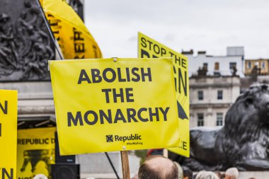 Sarı ABOLISH MonARCHY PLACARD tabelası Londra 'daki protestolara hakim oldu ve modern İngiliz cumhuriyetçilerinin Trafalgar Meydanı' ndaki eylemlerini yakaladı. Londra, İngiltere, 5 Mayıs 2024