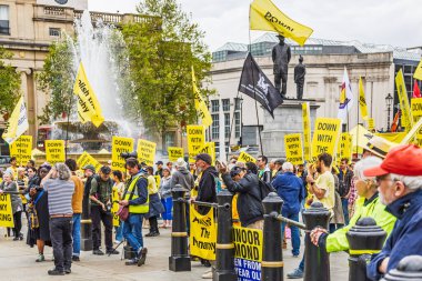 Trafalgar Meydanı 'ndaki barışçıl monarşi karşıtı mitinge geniş bir bakış açısı. Kalabalık ünlü çeşmenin yanında sarı olmayan kral pankartlarını sallıyor ve bir Birleşik Krallık cumhuriyeti talep ediyor. Londra, İngiltere, 5 Mayıs 2024