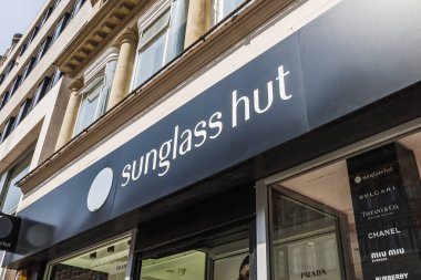 Cesur logo tenteli güneş gözlüğü perakendecisi, İngiltere ana caddesinde güneş gözlüğü tasarım perakendecisi, gözlük markası ve perakende teması için mükemmel. Londra, İngiltere, 11 Mayıs 2024