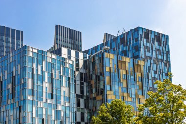 Mozaik kaplı ofis binaları, İngiltere 'nin şirket merkezindeki yenilik ve büyümeyi simgeliyor.