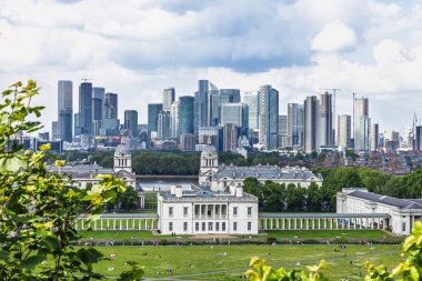 Greenwich Park 'tan yükselen panorama Queens House, Old Royal Naval College ve Canary Wharf siluetlerini gösteriyor. Londra, İngiltere, 19 Mayıs 2024