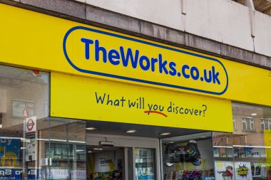 Works.co.uk indirimli kitapçı ve zanaat perakendecisi dışında sarı tabela, cam giriş ve İngiltere ana cadde ayarları perakende işi ve tüketici alışverişini gösteriyor. Londra, İngiltere, 2 Haziran 2024