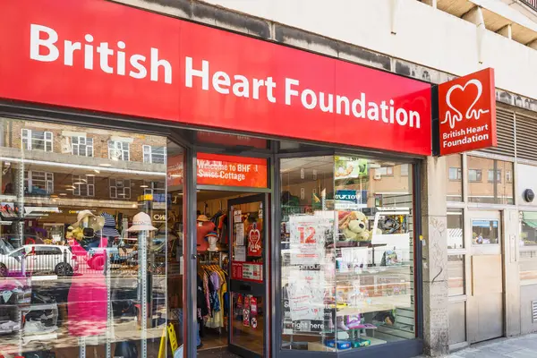 İngiliz Kalp Vakfı 'nın ana caddedeki hayır kurumu, kalın kırmızı tabela, cam giriş ve ikinci el eşyalar kamu müşterilerine cazip geliyor. Londra, İngiltere, 2 Haziran 2024