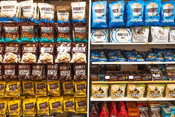 Çuvalla şeker, çikolata, kurabiye ve fındık dolu parlak süpermarket rafları. Londra, İngiltere, 2 Haziran 2024