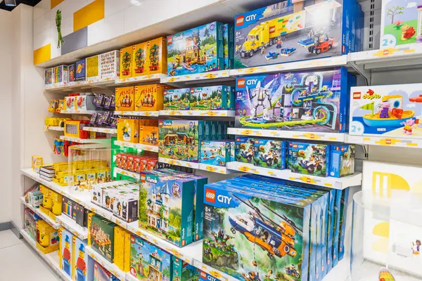 Renkli LEGO oyuncak kutuları oyuncakçı koridorundaki perakende raflarında düzgünce yerleştirilmiş. Londra, İngiltere, 2 Haziran 2024