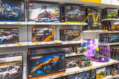 Sıra sıra LEGO teknolojik süper arabalar, yarış bisikletleri ve Speed Champions parlak raflarda. Canlı siyah ambalajlar BTMM hayranlarını ve hediye alıcılarını kendine çekiyor. Londra, İngiltere, 2 Haziran 2024