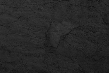 Sert siyah kaya arka planı modern drama ve zarafet ekler..