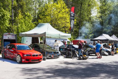 Sürüklenen renkli araçlar, otlaktaki çadırlarda bekliyor. Ekipler de halk motorsporları buluşmalarında ayarlamaları yapıyor. Alytus, Litvanya, 25 Mayıs 2025