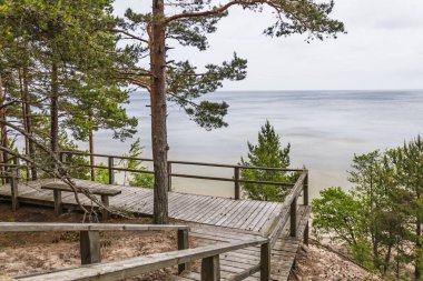 Çam çerçeveli merdiven ve güverte sakin Baltık Denizi 'ne iniyor..