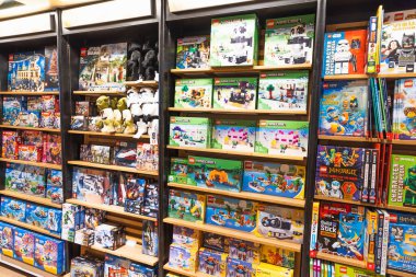 Oyuncak mağazası raflarının önü masa oyunları, bulmacalar ve bina setleriyle dolu. Renkli ambalajlar, organize gösteriler, parlak ışıklar, insan yok. Londra, İngiltere, 8 Haziran 2024