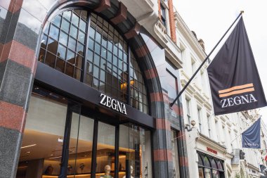 Lüks bir alışveriş caddesinde logosu ve bayrağı olan ZEGNA butiği. Londra, İngiltere, 8 Haziran 2024