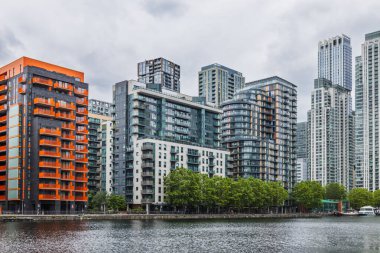 Londra Rıhtımı 'nın modern kıyı şeridi. Konut kuleleri ve sakin bir rıhtımda ofisleri var. Londra, İngiltere, 9 Haziran 2024