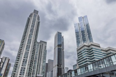 Camdan gökdelenler ve yoğun şehir merkezinde bir gökdelen manzarası..