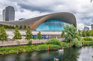 Stratford 'daki Queen Elizabeth Olimpiyat Parkı' ndaki Londra Sucul Merkezi 'nin Riverside manzarası. Londra, İngiltere, 22 Haziran 2024
