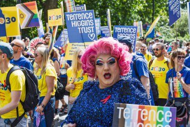 Londra 2024 'te canlı bir Gurur yaşarken, Terrence Higgins Trust destekçileri HIV farkındalığı, eşitliği ve dahil edilmeyi destekleyen pankartlar sallıyor. Londra, İngiltere, 29 Haziran 2024