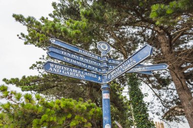 Whitstable, Açlık Noktası 'ndaki mavi parmak izi limanın yakınındaki yerel manzarayı gösteriyor. Klasik sahil yolu bulma ve turizm simgesi. Whitstable, İngiltere, 2 Temmuz 2024