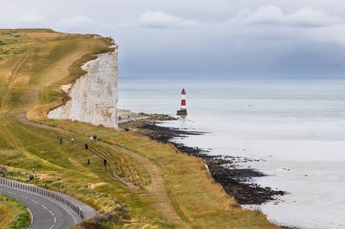 Manş Denizi 'ndeki Iconic Beachy Head uçurumları ve kırmızı beyaz deniz feneri.