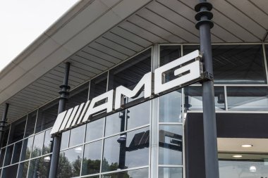 Cam cepheli ve yansımalı bir Mercedes Benz bayisinin AMG tabelasını kapat. Portsmouth, İngiltere, 3 Temmuz 2024