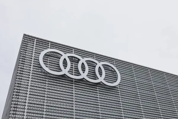 Dıştaki cam ve metal galeride Audi bayiliğinin yakın görüntüsü ve amblemi. Portsmouth, İngiltere, 3 Temmuz 2024