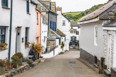 Port Isaac, Cornwall 'da, beyaz boyalı kulübeleri ve Cornish kıyısında tahta çatıları olan huzurlu dar bir patika. Klasik balıkçı köyü ve İngiltere 'de seyahat yeri. Port Isaac, İngiltere, 4 Temmuz 2024